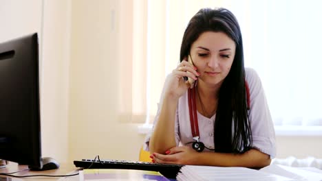 Ärztin-im-Büro-arbeiten,-eine-Nummer-zu-wählen-und-telefonieren-mit-Handy.-Medizin-Konzept.