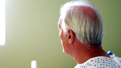 Senior-Patient-sitzt-in-einer-nachdenklichen-Stimmung