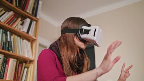 Mujer-joven-en-gafas-de-realidad-Virtual