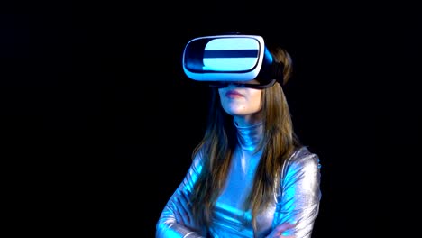 Mujer-joven-Cyber-en-plata-ropa-usar-gafas-de-realidad-virtual