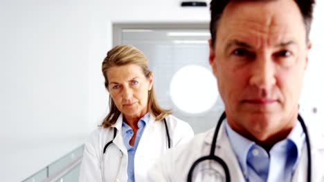 Portrait-of-doctors-standing-in-operating-room