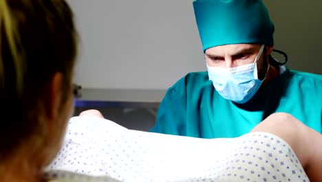 Doctor-examining-pregnant-woman-during-delivery