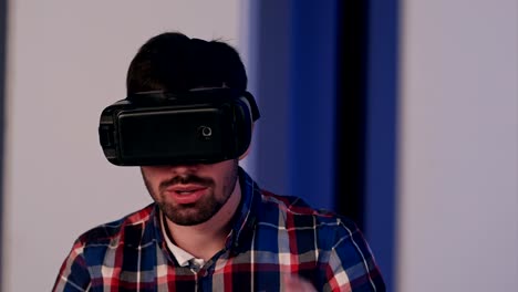 Junger-Mann-zieht-vr-Brille-an-und-genießt-Virtual-Reality-Welt