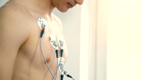 Der-Patient-macht-Elektrokardiogramm-während-des-Stresstests