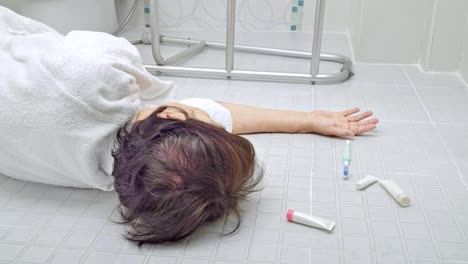 Elderly-woman-falling-in-bathroom