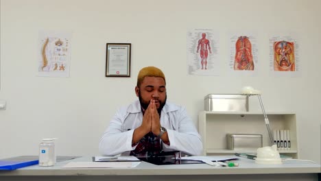 Afroamericana-masculina-médico-cansado-tras-el-largo-día-de-trabajo