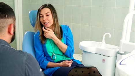 Paciente-femenino-en-silla-de-dentista-tener-consulta-con-el-dentista.