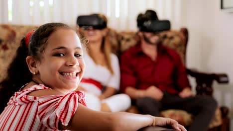 Retrato-de-feliz-hija-sonriendo-y-padres-juego-de-realidad-Virtual