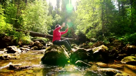 Frau-in-einem-Paar-in-VR-Brille-auf-dem-Hintergrund-von-einem-Bergfluss