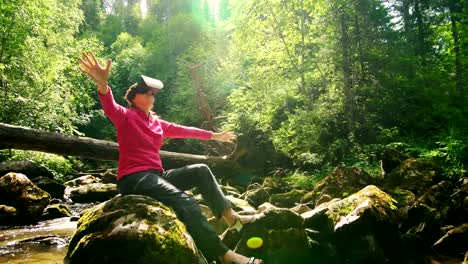 Frau-in-einem-Paar-in-VR-Brille-auf-dem-Hintergrund-von-einem-Bergfluss