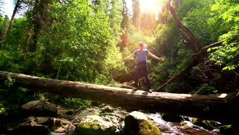 Mann-in-VR-Brille-auf-dem-Hintergrund-von-einem-Bergfluss