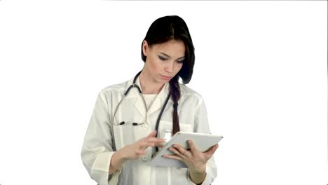 Bonita-mujer-médico-con-estetoscopio-con-tablet-PC-sobre-fondo-blanco