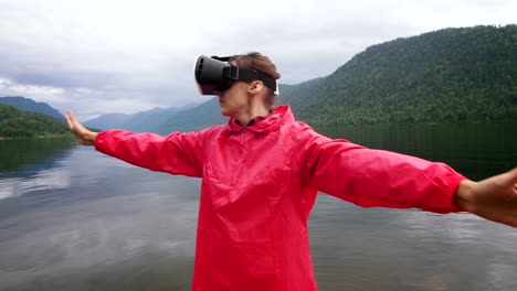 Das-Mädchen-im-roten-Mantel-steht-auf-dem-Pier-In-virtual-Reality-Brille