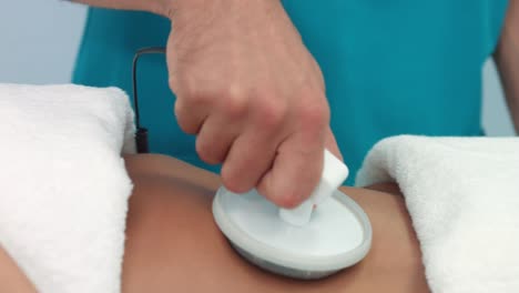 Elektrostatische-Bauchmassage-im-Spa-center