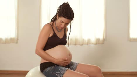 Pregnant-woman-holding-her-belly