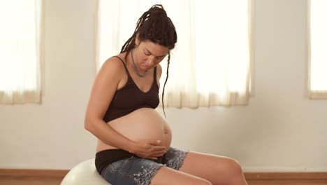 Mujer-embarazada-sosteniendo-su-vientre