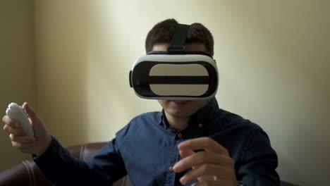 Joven-usando-tecnología-3D-y-VR-360