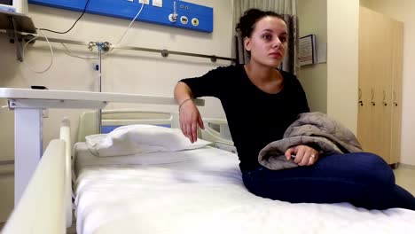 Beautiful-girl-waiting-in-hospital-bed-for-discharge-after-clinical-threatment