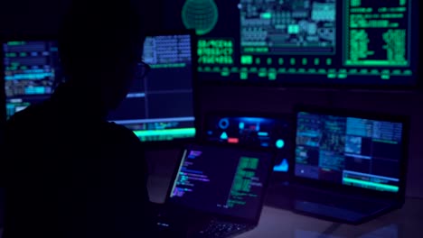 Hacker-im-Cyberspace-programmieren,-tippen-auf-Laptop.-Hochqualifizierte-Computerexperten.