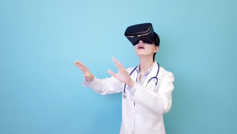 lächelnde-junge-Ärztin,-die-VR-Technologie-tragen