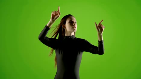 Attraktives-Mädchen-junge-Mode-Modell-virtual-touch-Bildschirm-Geste-im-Greenscreen-Studio-gedreht.-Interaktive-futuristische-Geste.-Mittlere-Aufnahme.-ProRes-schießen-auf-Blackmagic-Ursa-Mini-Pro