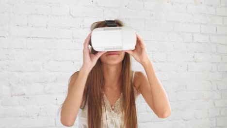 Schlanke-Frau-im-Bett-sitzen-und-beobachtete-virtual-Reality-Inhalten-über-Vr-Kopfhörer