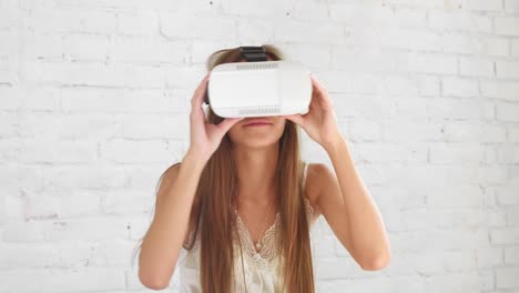 Mujer-delgada,-sentada-en-la-cama-y-ver-contenido-de-realidad-virtual-vía-auricular-vr