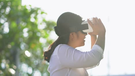 Asiática-mujer-con-casco-de-realidad-virtual