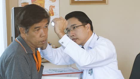 Doctor-is-diagnosing-the-patient's-ears-and-eyes