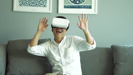 Asiatischen-Mann-mit-virtual-Reality-Kopfhörer