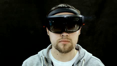 Augmented-Reality-Brille.-Junge-Erwachsene-kaukasischen-Mann-mit-holographischen-augmented-Reality-Brille.-Spiele-Entwicklung