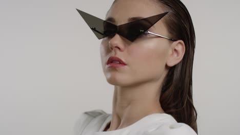 Mujer-joven-futurista-con-gafas