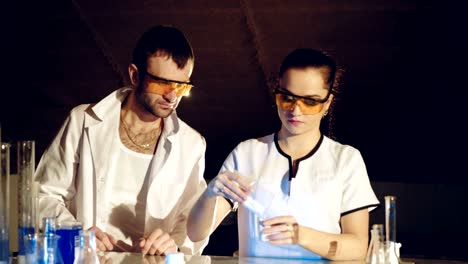 Estudiantes-de-química-trabajando-en-un-experimento-en-la-Universidad