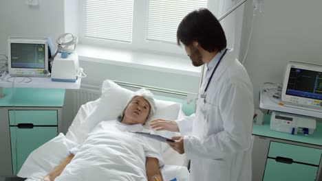 Médico-a-apoyo-Senior-paciente-acostado-en-la-cama