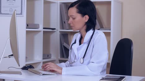 therapist-works-with-medical-records