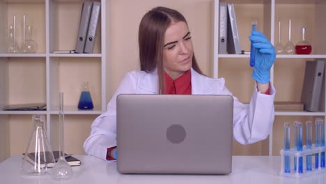 mujer-trabaja-con-líquido-en-el-laboratorio