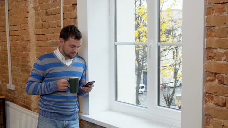 Junger-Mann-mit-Vr-Brille-für-das-Viedeo-im-modernen-Büro.