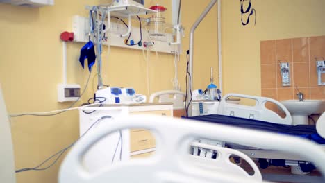 Special-equipment-for-patients-in-a-ICU-room.