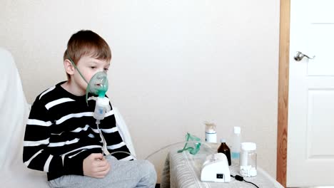 Utilice-el-nebulizador-y-el-inhalador-para-el-tratamiento.-Niño-de-inhalar-a-través-de-mascarilla-inhalador.-Vista-lateral