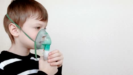 Utilice-el-nebulizador-y-el-inhalador-para-el-tratamiento.-Niño-de-inhalar-a-través-de-mascarilla-inhalador.-Vista-lateral.