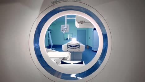 Innenansicht-eines-CT-Scans.-Ein-Blick-von-einem-Tomographen-in-ein-Klinik-Zimmer.