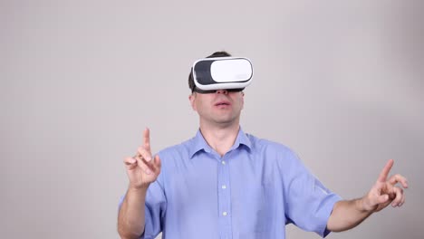 Mann-mit-virtual-Reality-Schutzbrillen-auf-grau