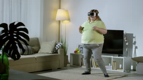 Übergewichtige-Frau-in-VR-Brille-Training-zu-Hause