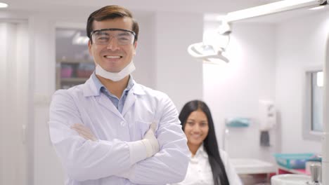 Portrait-of-smiling-caucasian-dentist