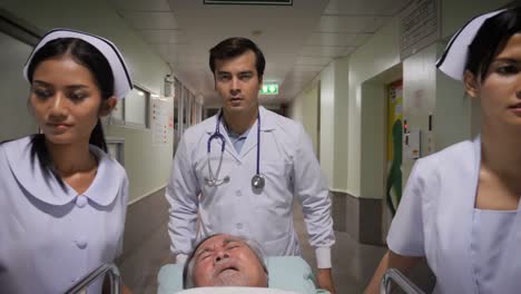 Fiebre-del-equipo-de-emergencia-del-hospital-un-paciente-en-cama-paciente