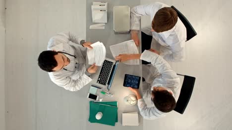 Blick-auf-das-Team-von-Ärzten,-die-ein-meeting-in-Arzt-Büro