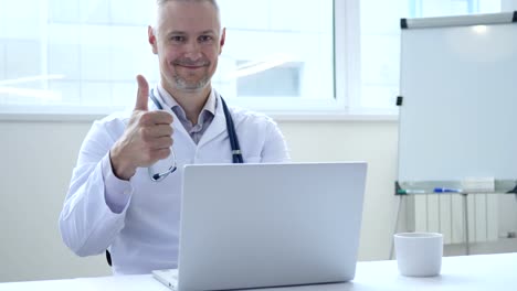 Positiven-Arzt-bei-der-Arbeit,-Blick-in-die-Kamera-Lächeln