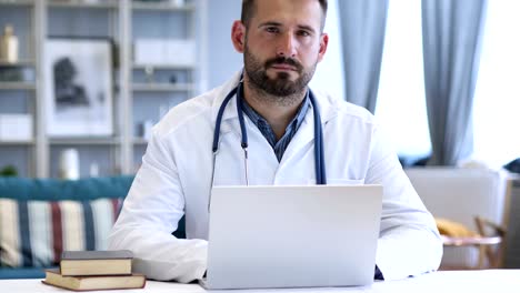 Nein,-Ablehnung-Arzt-Blick-in-die-Kamera-in-Klinik