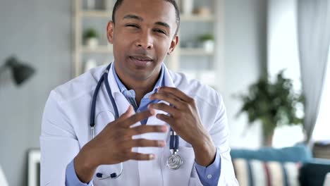 Online-Video-Chat-mit-Patient-von-Afro-Amerikaner-Arzt,-Kamera-Ansicht