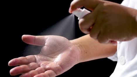 Arzt-Hände-waschen-mit-Alkoholspray